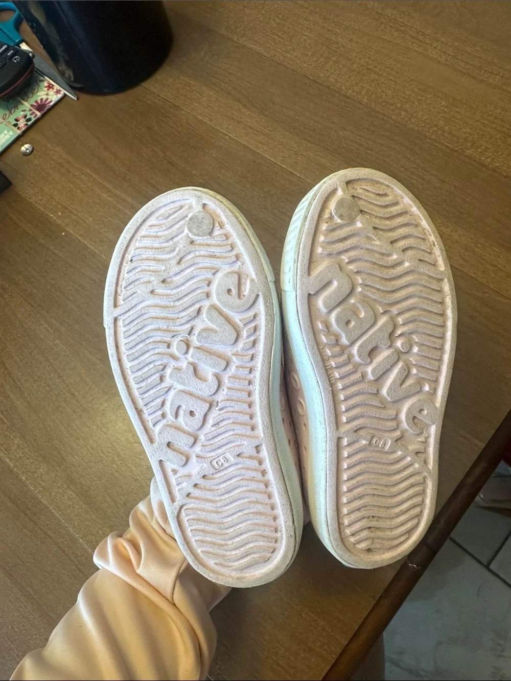 Native Jefferson Sneakers in Pale Pink girls c8